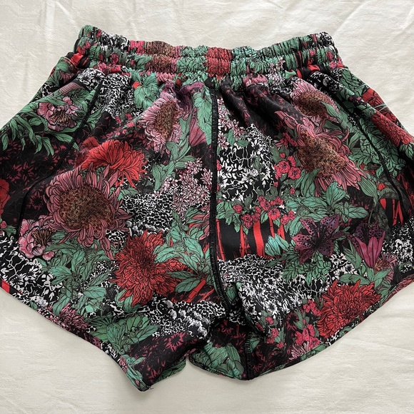 Lululemon Shorts Women' 4 Tall Red Green Floral Hotty Hot Running Gym Lined Shor - Picture 1 of 4